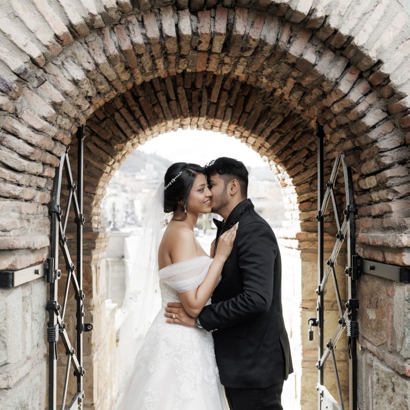 Marry in Georgia couple inside an archway