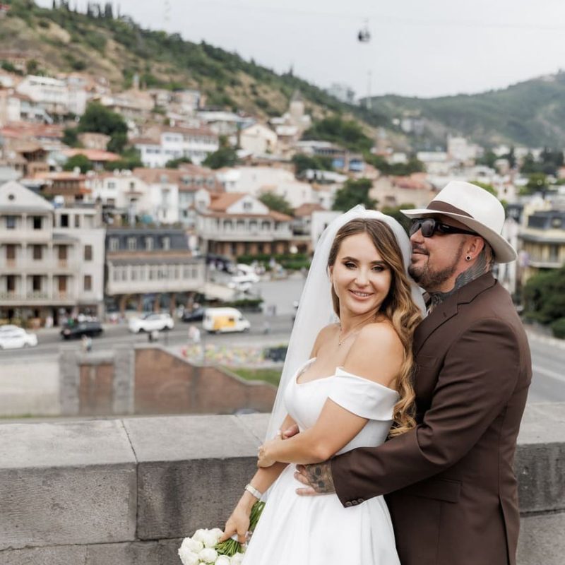 Wedding Georgia groom with a hat and tattoos