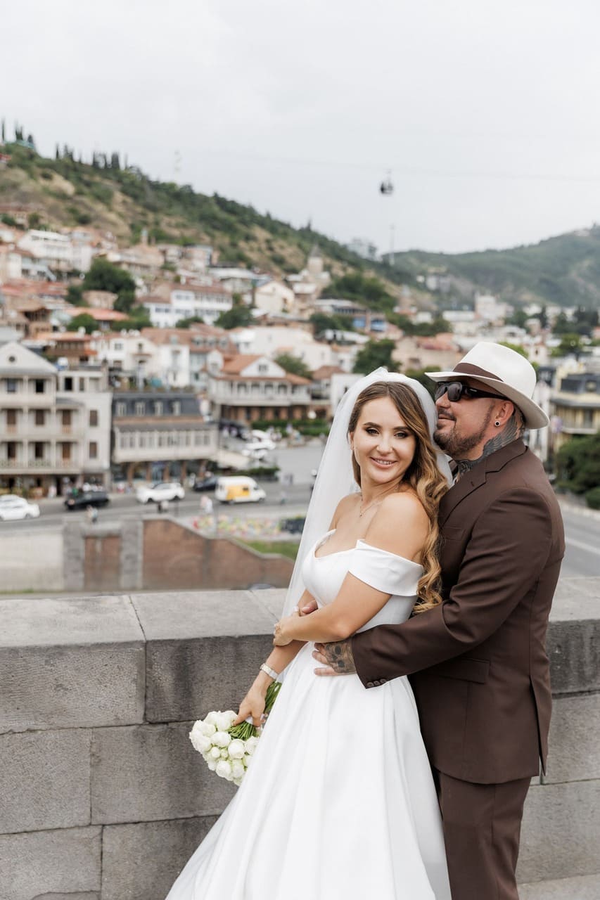 Wedding Georgia groom with a hat and tattoos